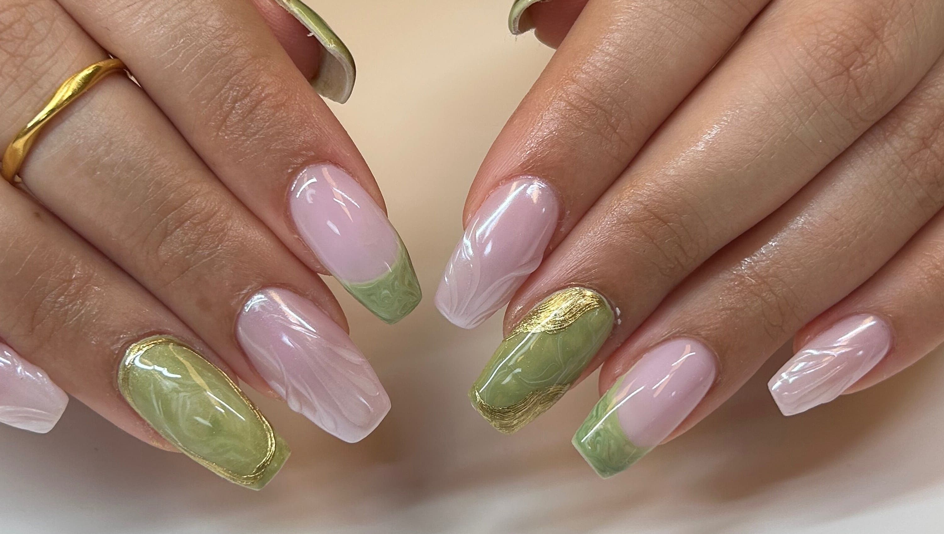 Manucure élégante avec motifs verts chez Coralie Esthétique, Laval, Québec, CA.