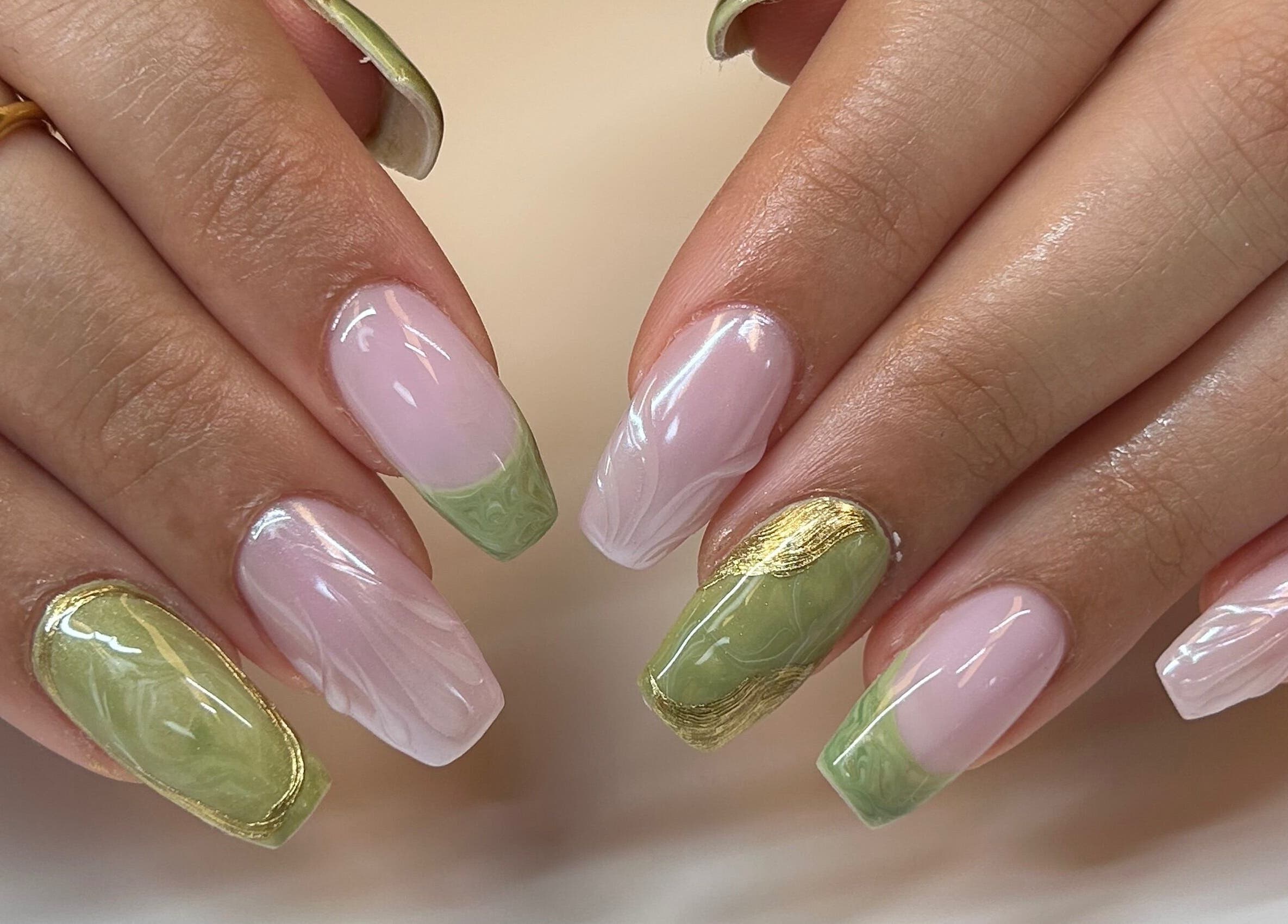 Manucure élégante avec motifs verts chez Coralie Esthétique, Laval, Québec, CA.