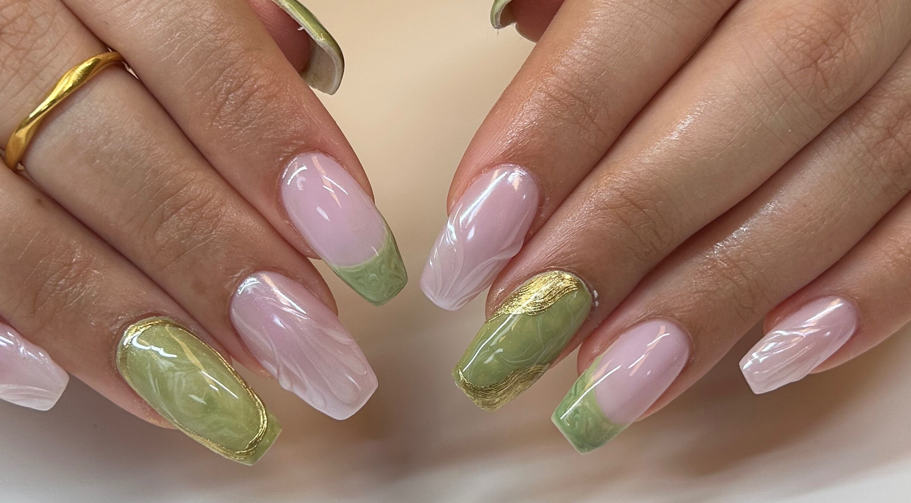 Manucure élégante avec motifs verts chez Coralie Esthétique, Laval, Québec, CA.