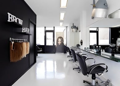 Stijlvolle en moderne kapsalon Mixt Haarsalon in Haarlem, Noord-Holland, NL met strakke inrichting.