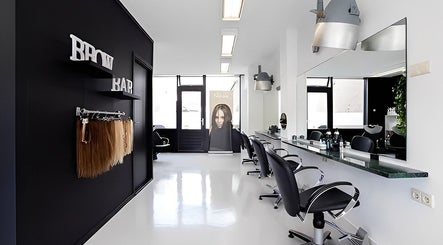 Stijlvolle en moderne kapsalon Mixt Haarsalon in Haarlem, Noord-Holland, NL met strakke inrichting.