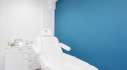 Moderne behandelkamer bij Mixt Haarsalon, Haarlem, Noord-holland, NL met een comfortabele witte stoel.