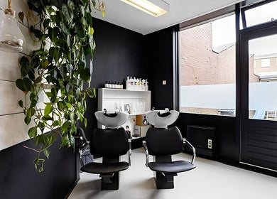 Moderne, groenrijke wasruimte bij Mixt Haarsalon in Haarlem, Noord-Holland, NL met comfortabele stoelen.