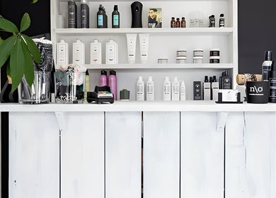 Moderne toonbank bij Mixt Haarsalon, Haarlem, Noord-holland, NL, met diverse haarproducten.
