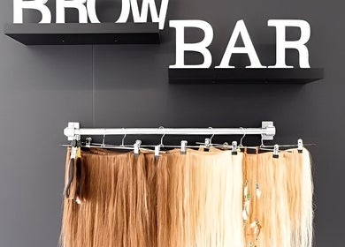 Brow bar met haarextensies bij Mixt Haarsalon in Haarlem, Noord-holland, NL.