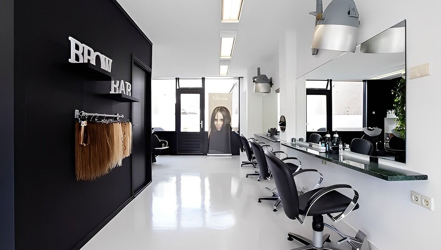 Interieur van Mixt Haarsalon in Haarlem, Noord-holland, NL, met moderne kappersstoelen en spiegel.