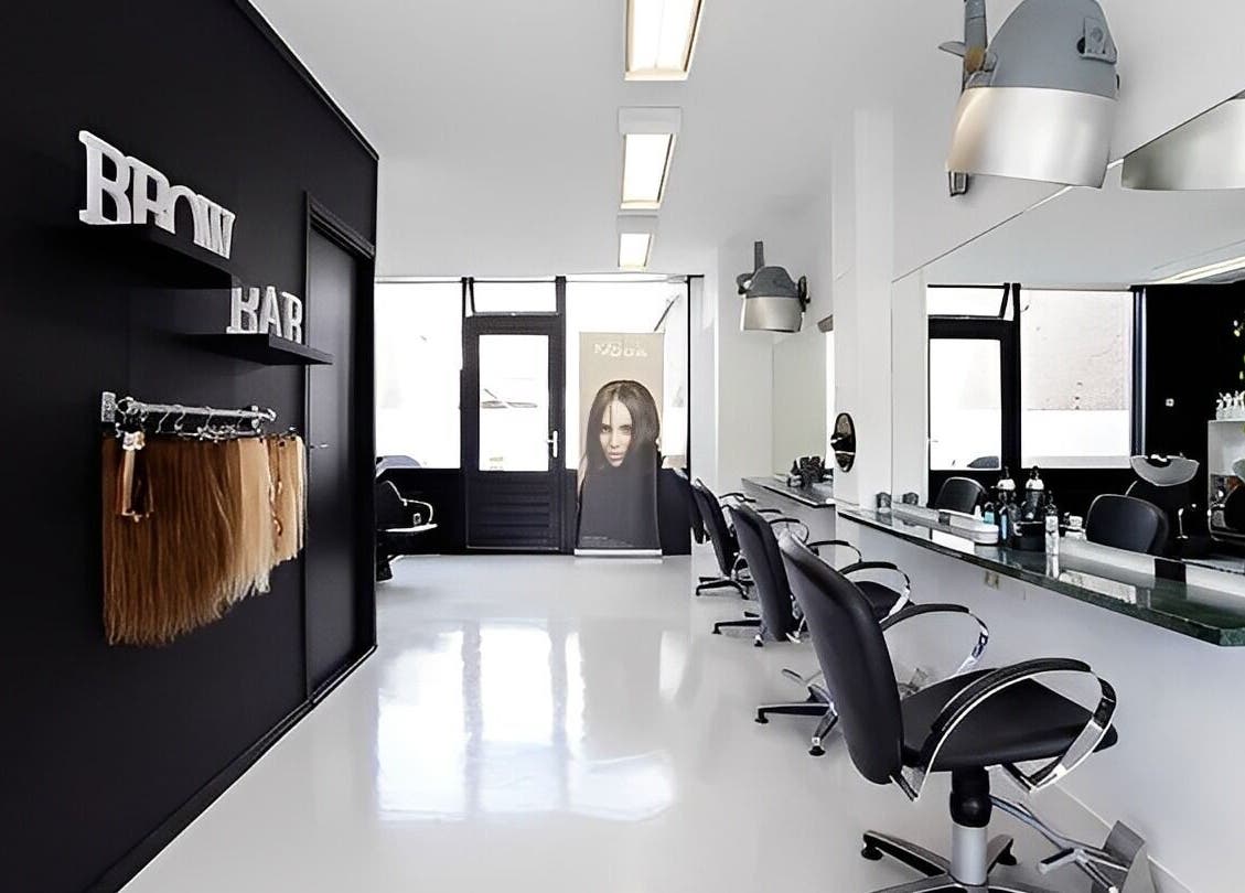 Interieur van Mixt Haarsalon in Haarlem, Noord-holland, NL, met moderne kappersstoelen en spiegel.