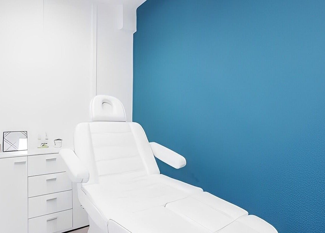 Moderne behandelstoel in Mixt Haarsalon, Haarlem, Noord-holland, NL met witte en blauwe inrichting.