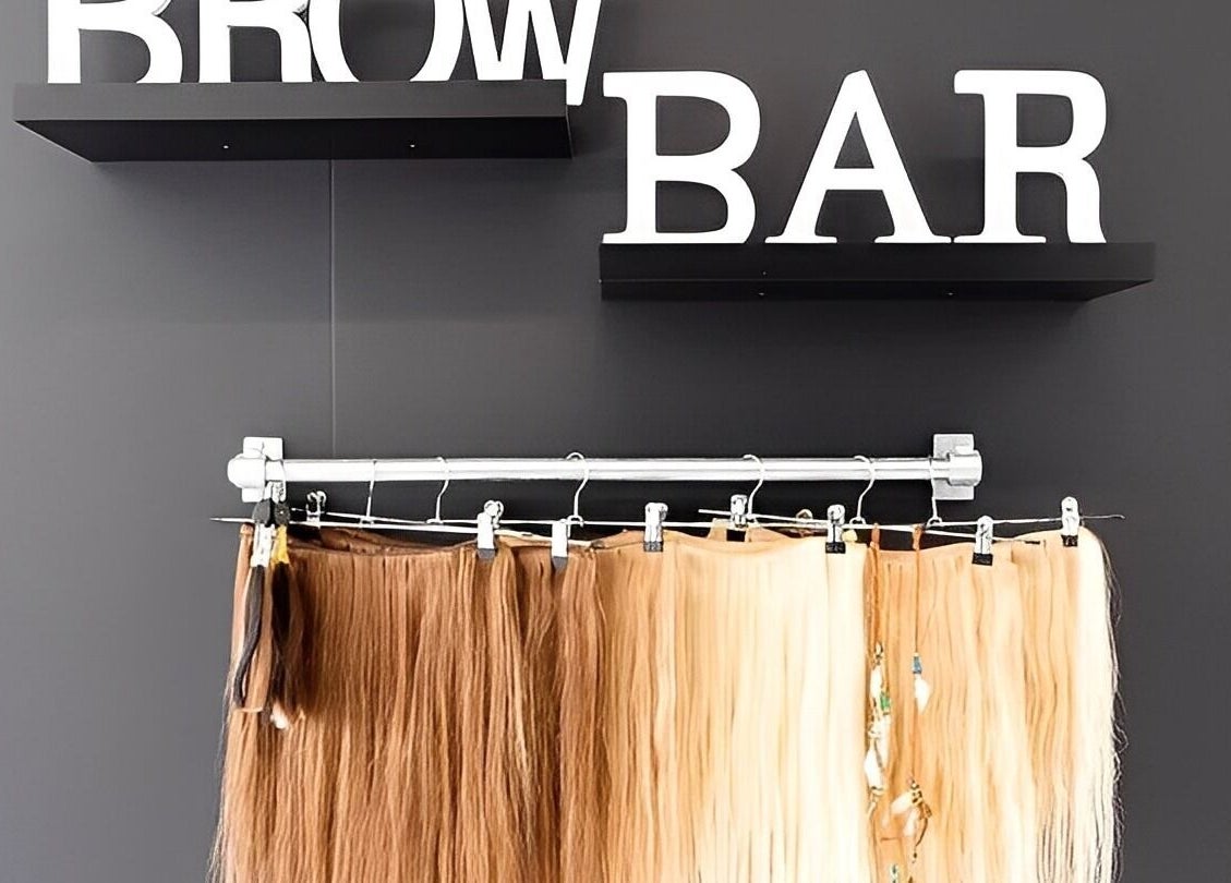 Chique brow bar met haarextensies bij Mixt Haarsalon, Haarlem, Noord-holland, NL.