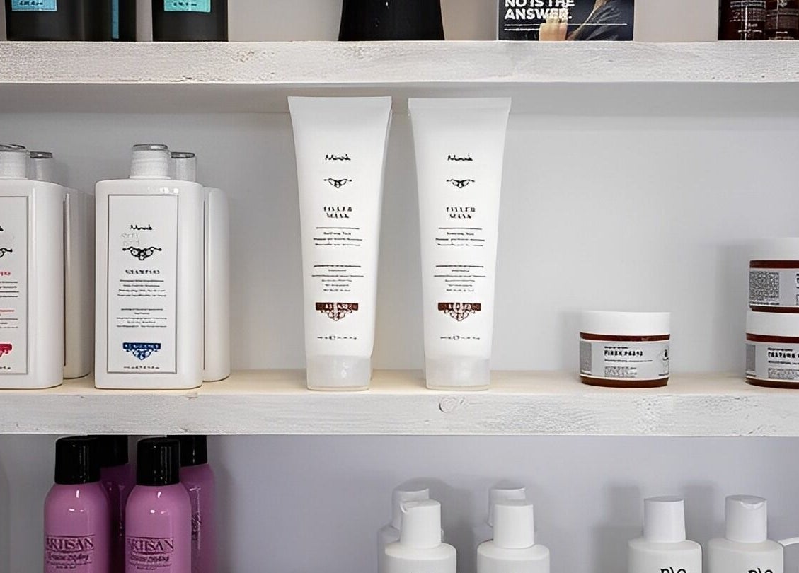 Verzorgingsproducten op plank bij Mixt Haarsalon, Haarlem, Noord-holland, NL. Shampoo en conditioners uitgelicht.