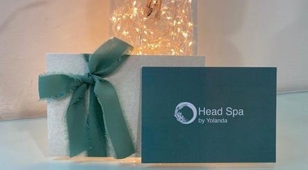Tarjeta Head Spa en Peluqueria Yolanda, Cartagena, Región De Murcia, ES, destacada con lazo elegante.
