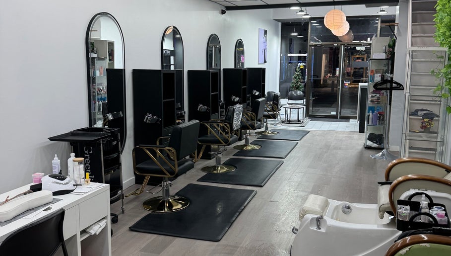 Modern salon interior at Olafol Centre De Beauté, Montréal, Québec, CA, featuring styling chairs and mirrors.