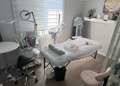 Cozy treatment room at Olafol Centre De Beauté, Montréal, Québec, CA, with elegant decor and beauty essentials.