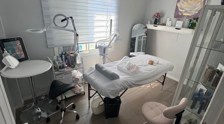 Cozy treatment room at Olafol Centre De Beauté, Montréal, Québec, CA, with elegant decor and beauty essentials.