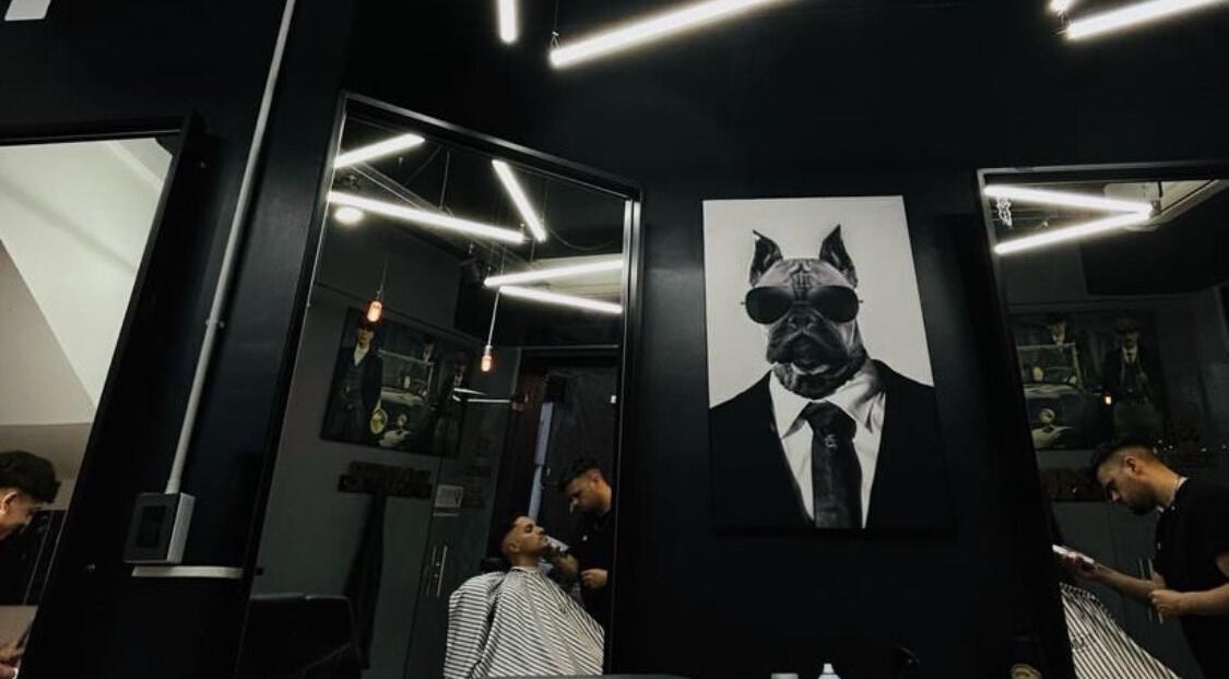 Interior moderno de FORTE BARBER en Monte Grande, Provincia De Buenos Aires, AR, con decoración única.