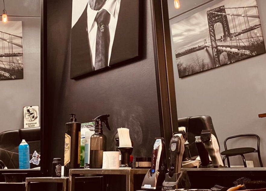 Interior moderno de FORTE BARBER en Monte Grande, Provincia De Buenos Aires, AR con herramientas de barbería.