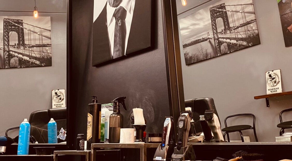 Interior moderno de FORTE BARBER en Monte Grande, Provincia De Buenos Aires, AR con herramientas de barbería.