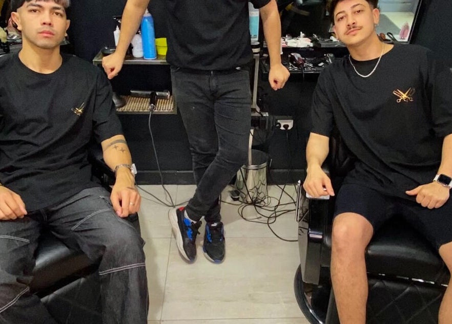 Equipo de estilistas en FORTE BARBER, Monte Grande, Provincia De Buenos Aires, AR, listos para atender.