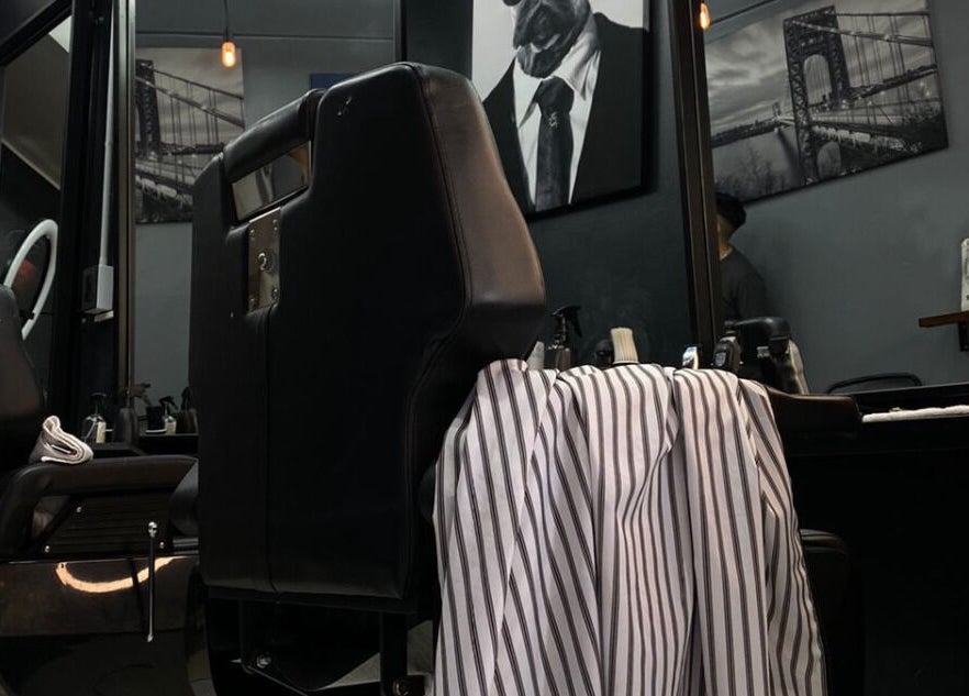 Interior de FORTE BARBER, Monte Grande, AR con silla de barbería y decoración moderna.