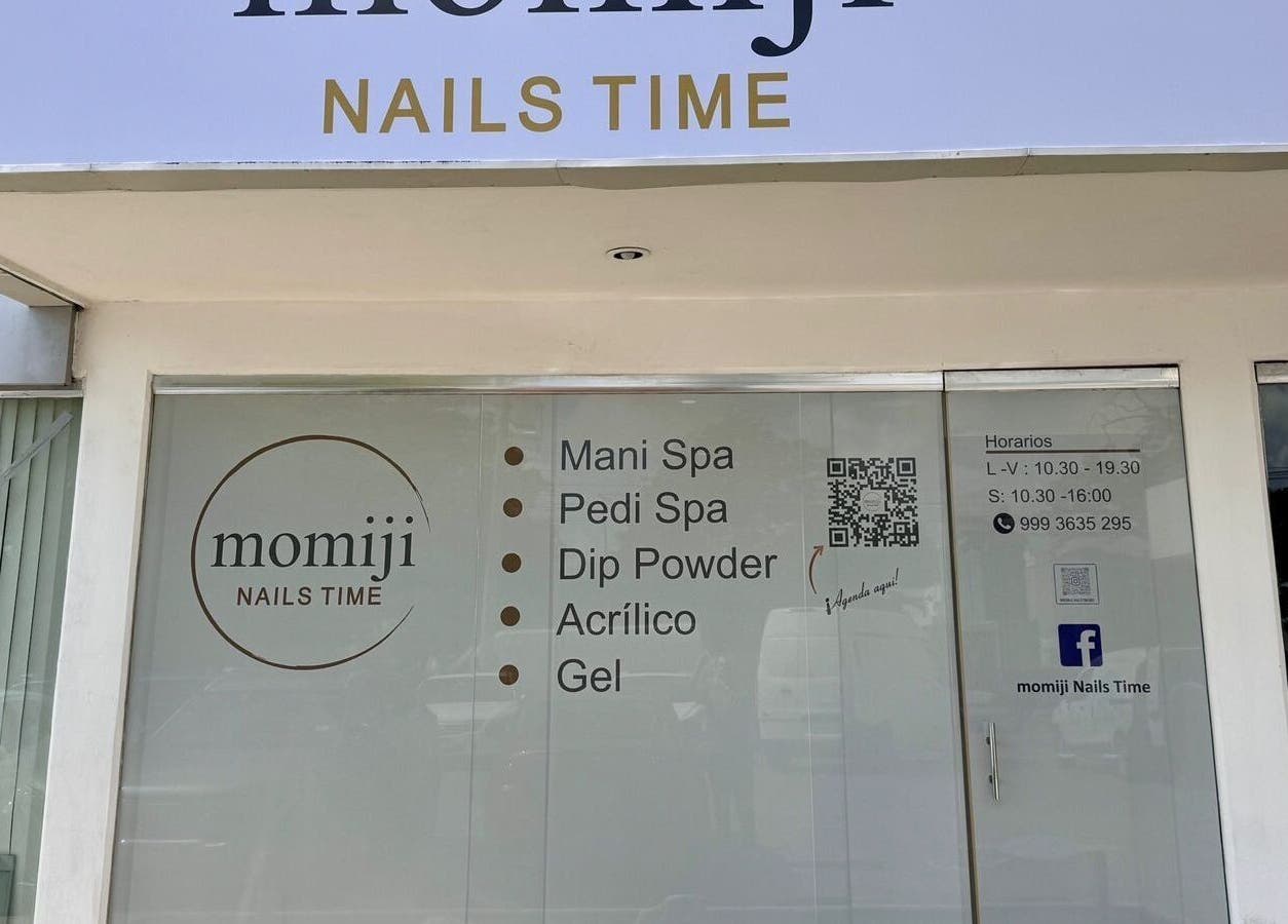 Fachada de Momiji Nails Time en Mérida, Yucatán, MX, ofreciendo spa de manos y pies.