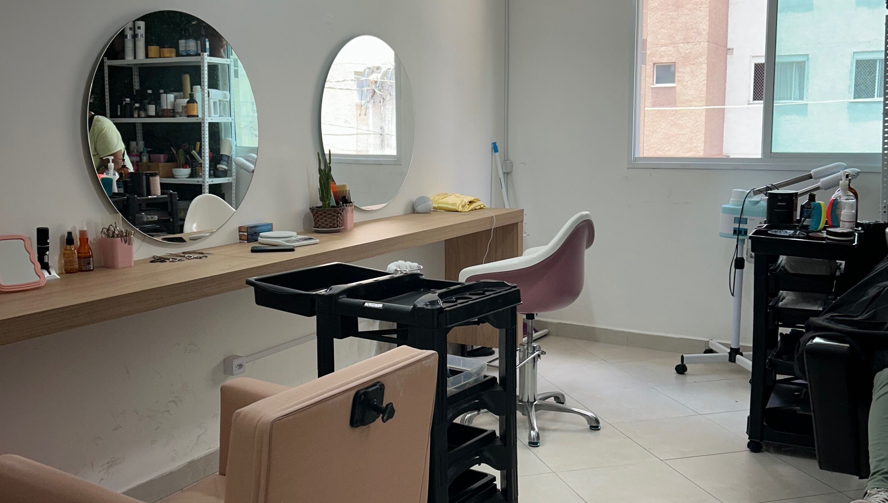 Interior moderno do Studiocrespa&cacheada em São Paulo, São Paulo, BR, com espelhos redondos e cadeiras confortáveis.