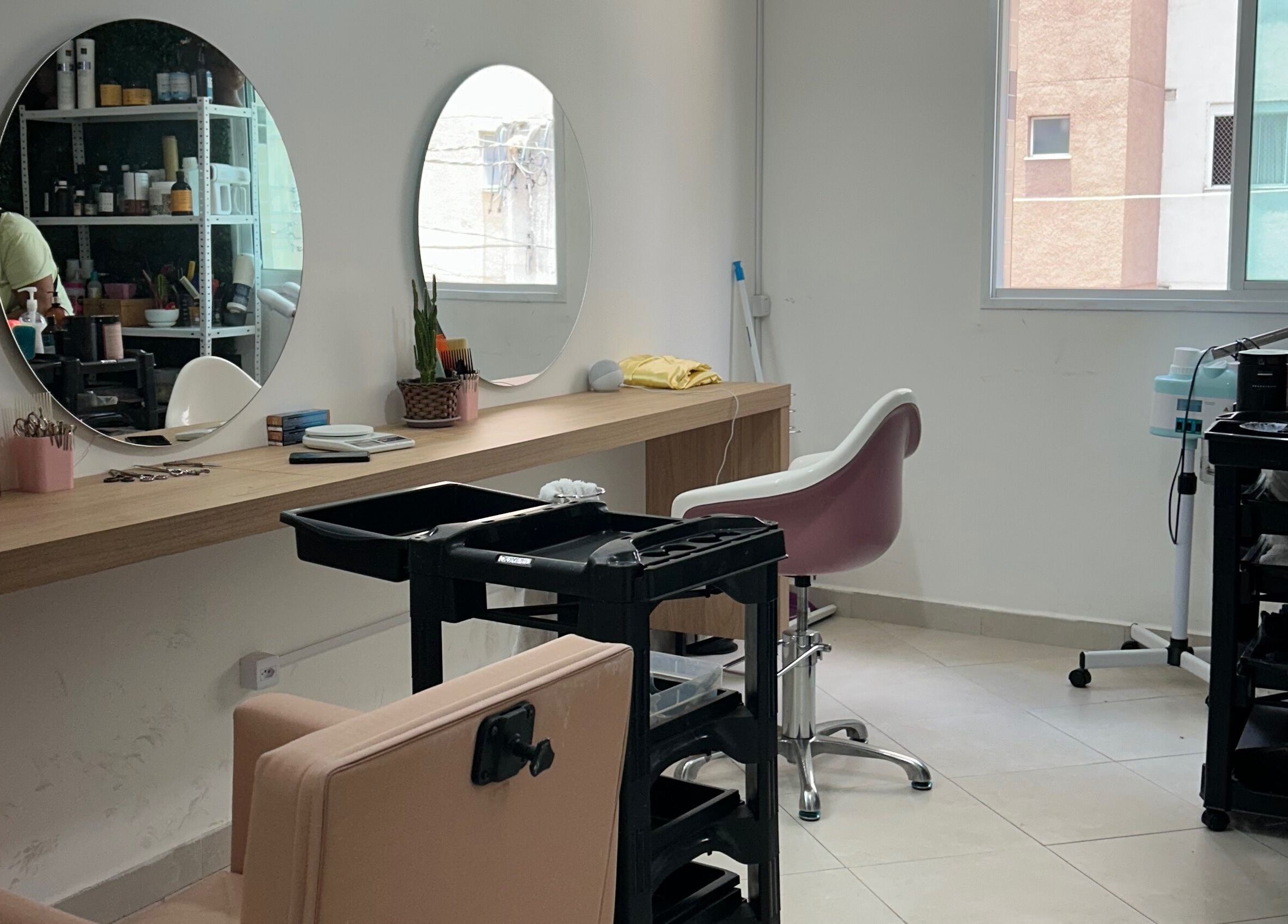 Interior moderno do Studiocrespa&cacheada em São Paulo, São Paulo, BR, com espelhos redondos e cadeiras confortáveis.