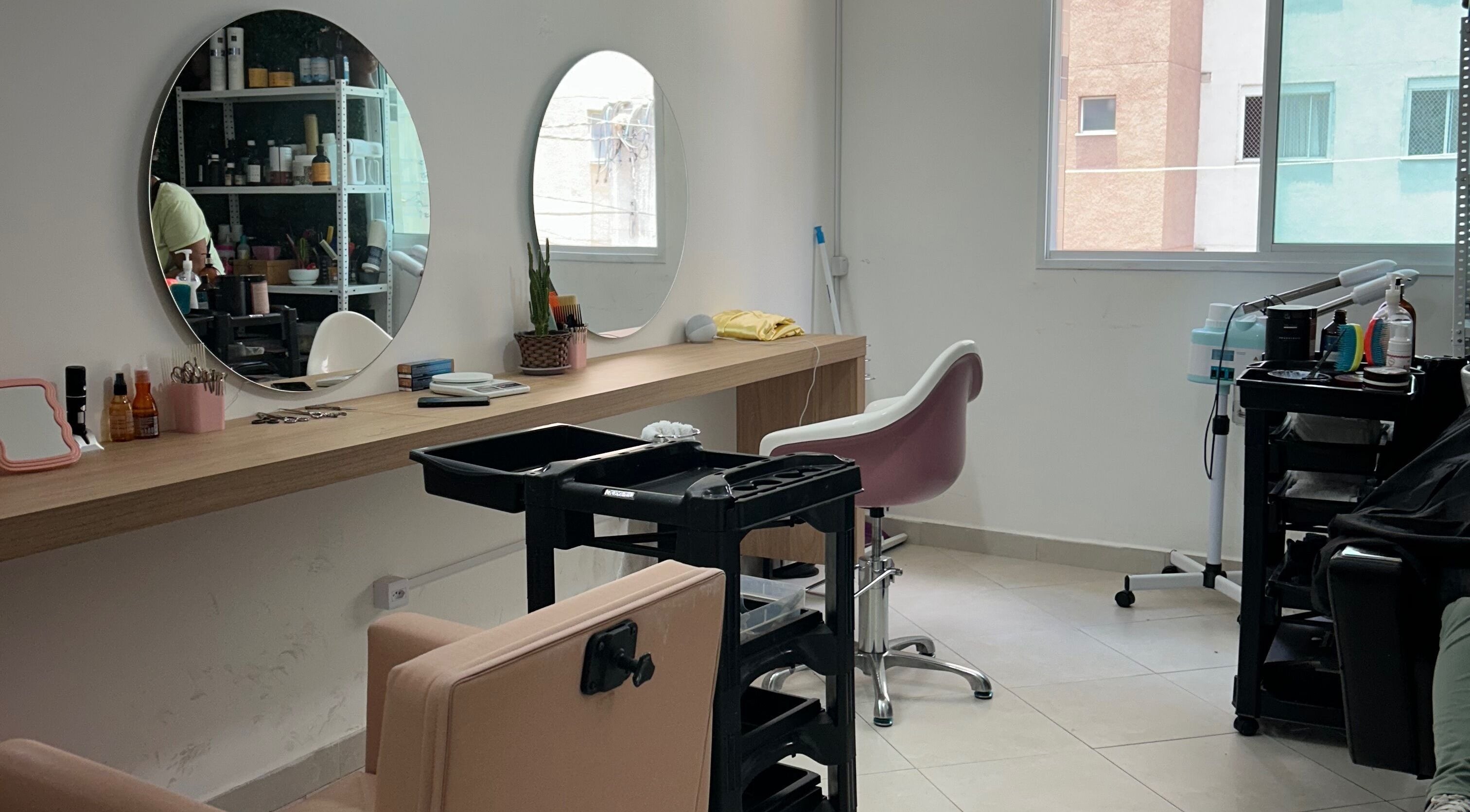 Interior moderno do Studiocrespa&cacheada em São Paulo, São Paulo, BR, com espelhos redondos e cadeiras confortáveis.