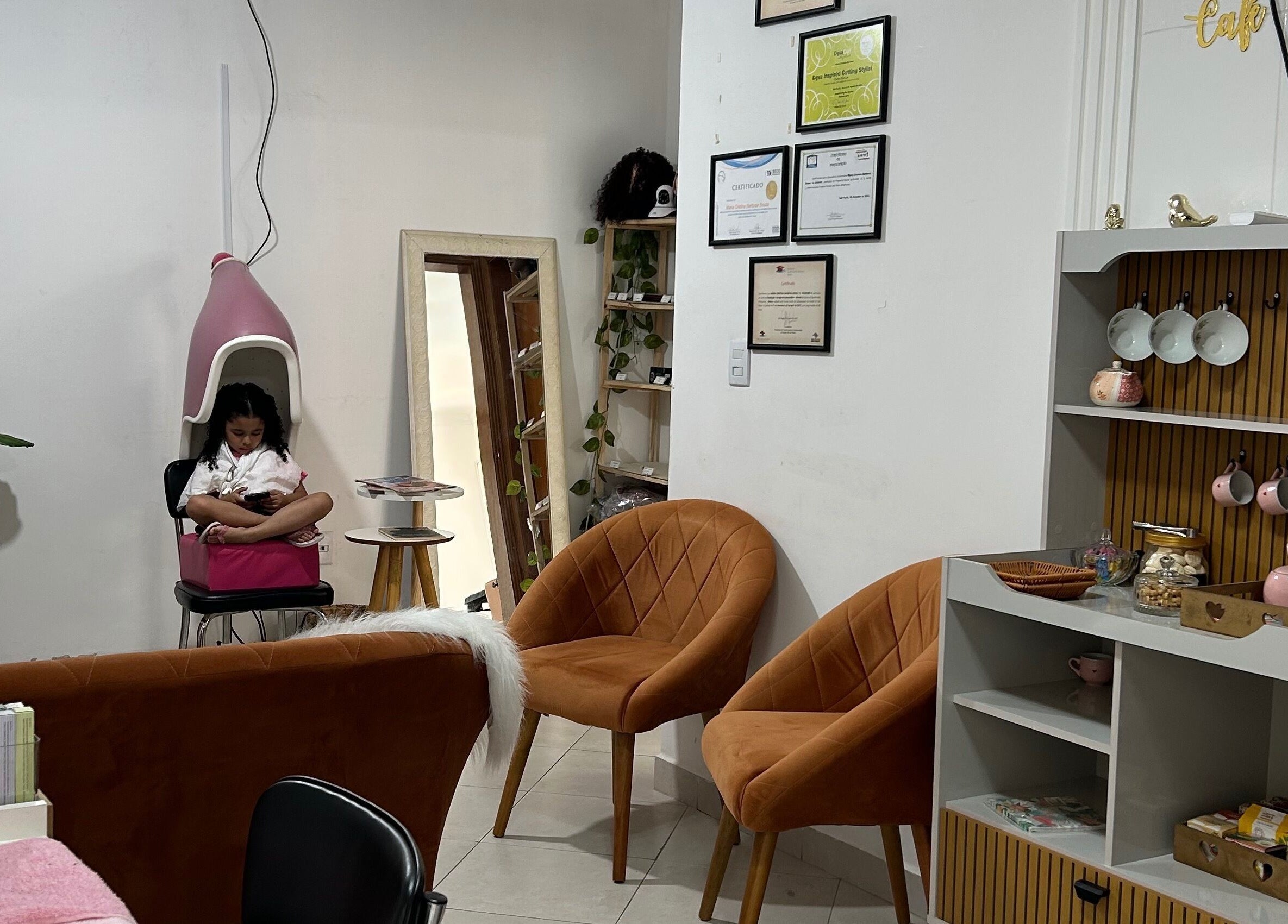 Área aconchegante do Studiocrespa&cacheada em São Paulo, São Paulo, BR, com poltronas e decoração elegante.