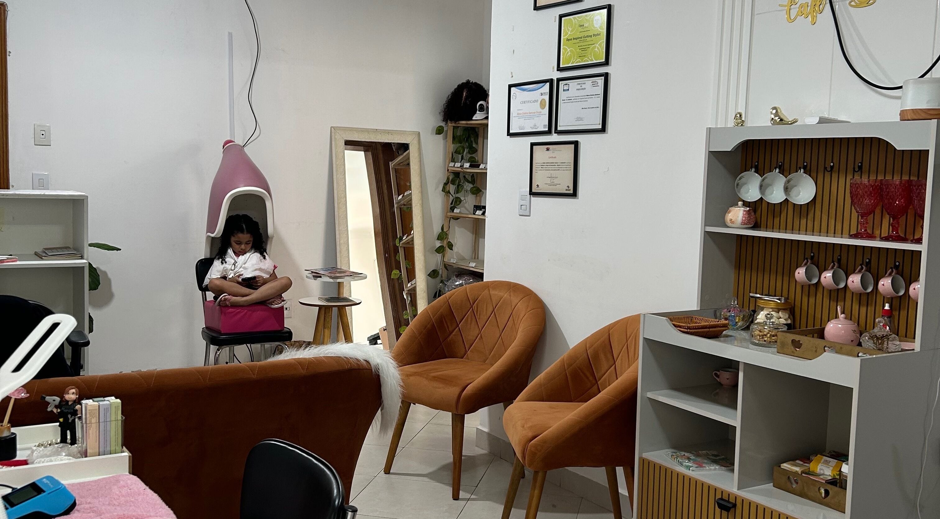 Área aconchegante do Studiocrespa&cacheada em São Paulo, São Paulo, BR, com poltronas e decoração elegante.