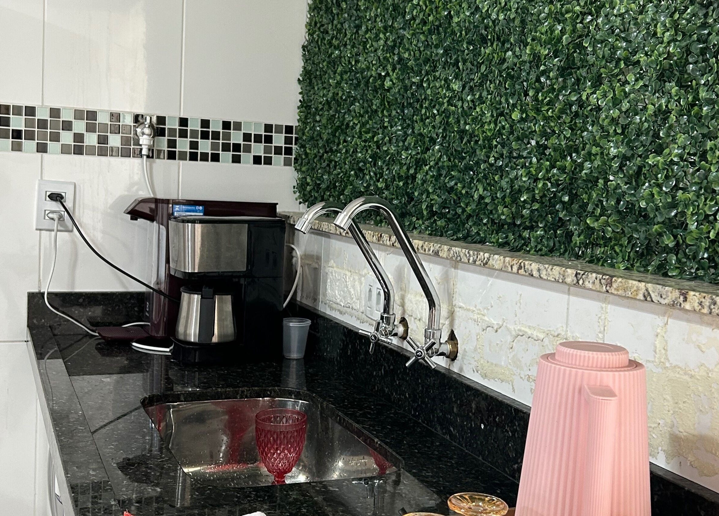 Canto de café acolhedor no Studiocrespa&cacheada em São Paulo, São Paulo, BR, com pia e folhagem decorativa.