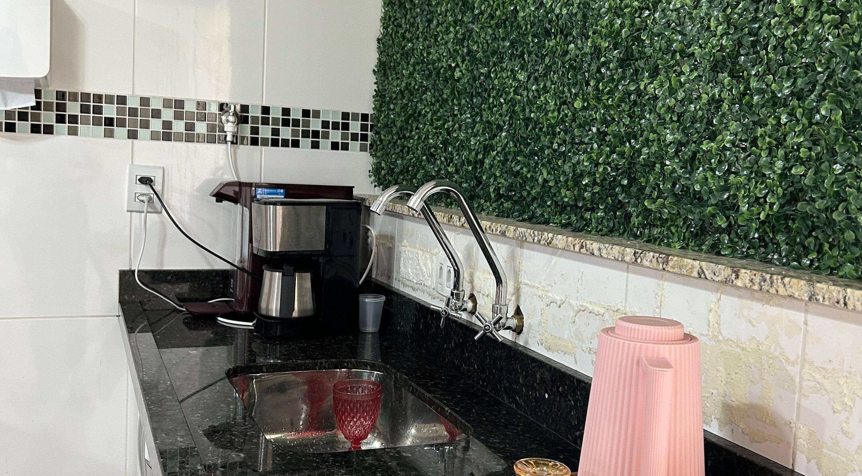 Canto de café acolhedor no Studiocrespa&cacheada em São Paulo, São Paulo, BR, com pia e folhagem decorativa.