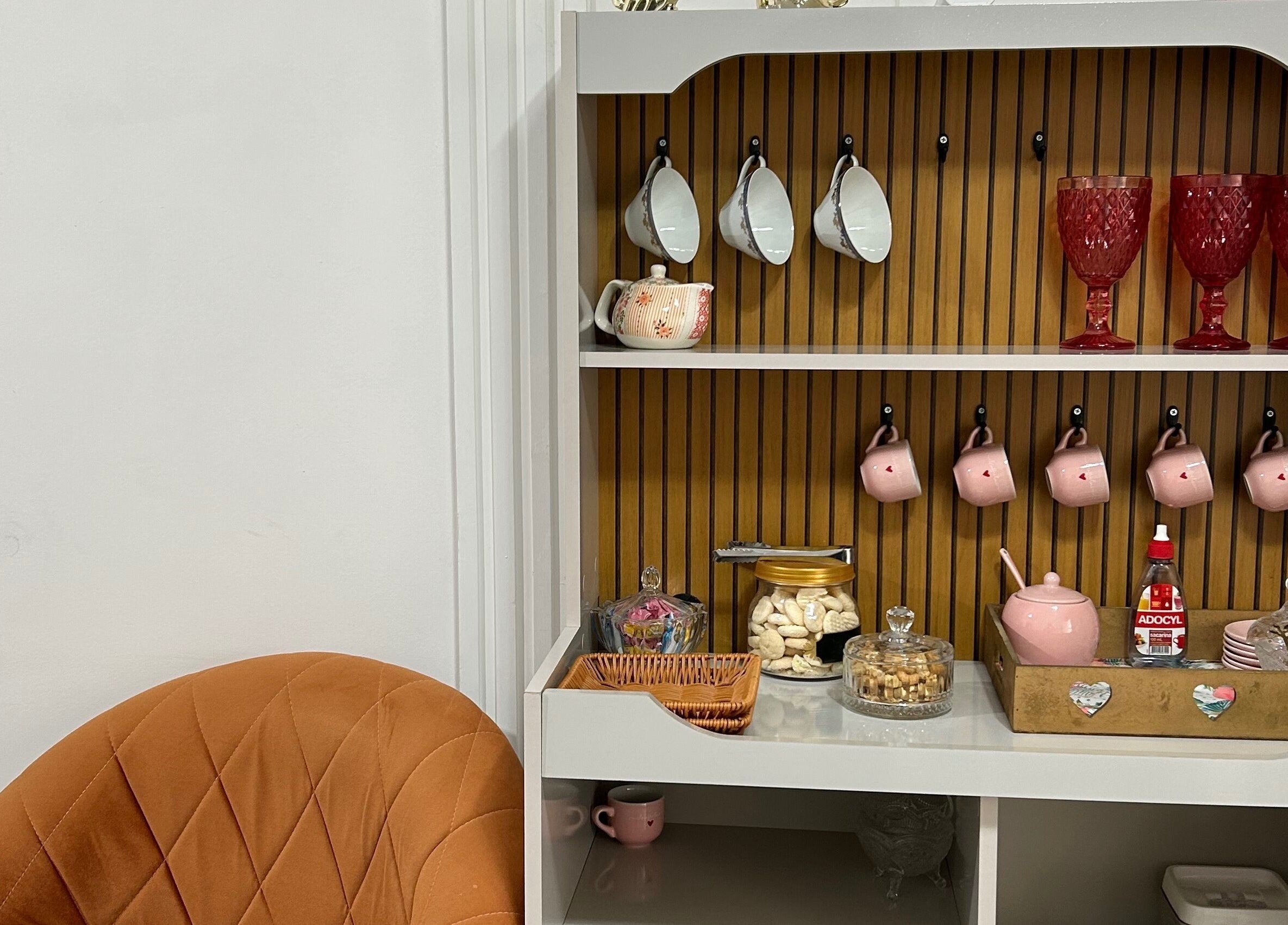 Canto acolhedor com prateleira decorada no Studiocrespa&cacheada, São Paulo, São Paulo, BR.