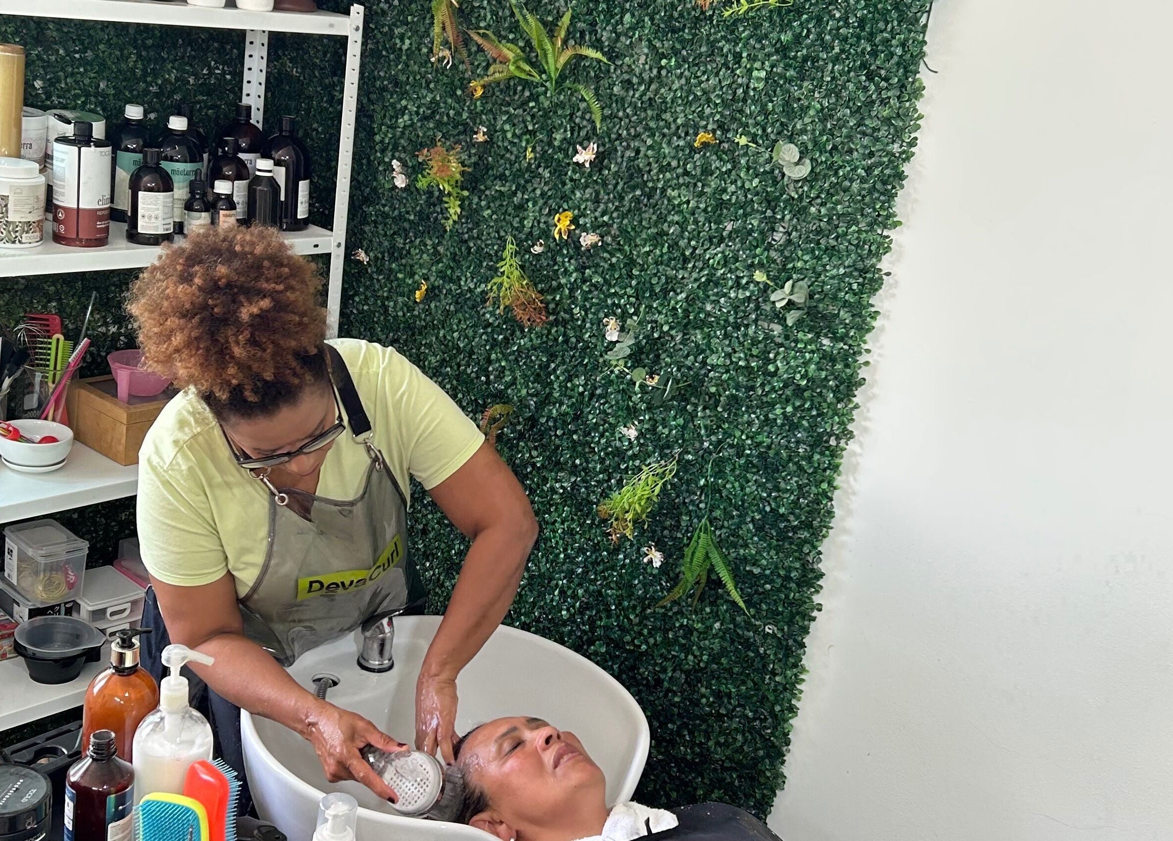 Profissional cuidando do cabelo de cliente em Studiocrespa&cacheada, São Paulo, São Paulo, BR.