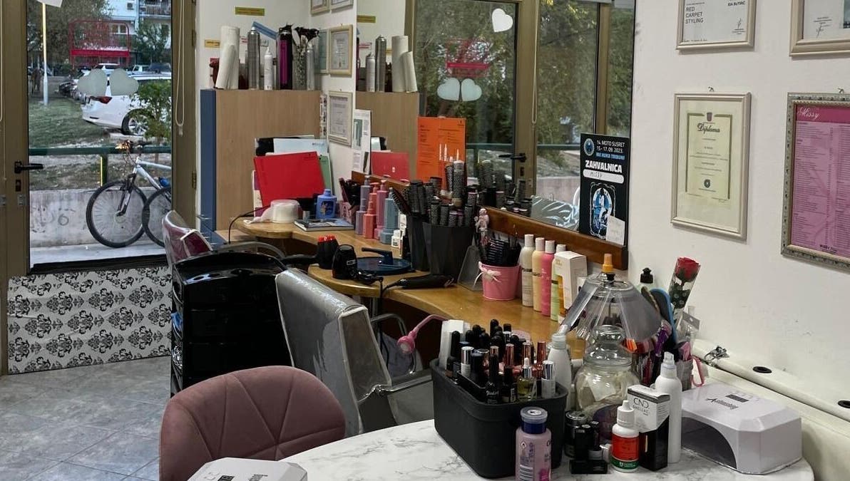 Salon ljepote Missy u Splitu, Splitsko-dalmatinska Županija, HR, prikazuje elegantno uređene staklene površine.