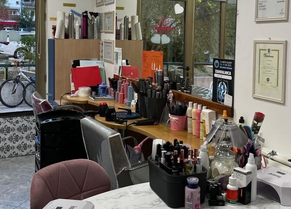 Salon ljepote Missy u Splitu, Splitsko-dalmatinska Županija, HR, prikazuje elegantno uređene staklene površine.