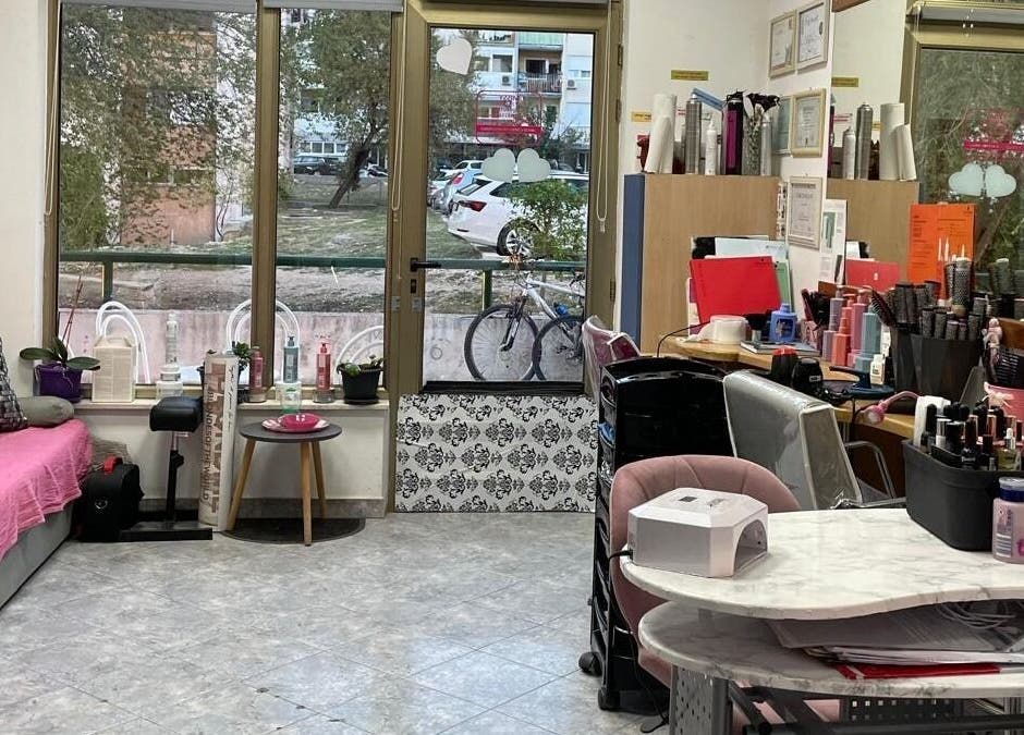 Unutrašnjost Salona ljepote Missy u Splitu, moderno uređen s širom ponudom kozmetike.