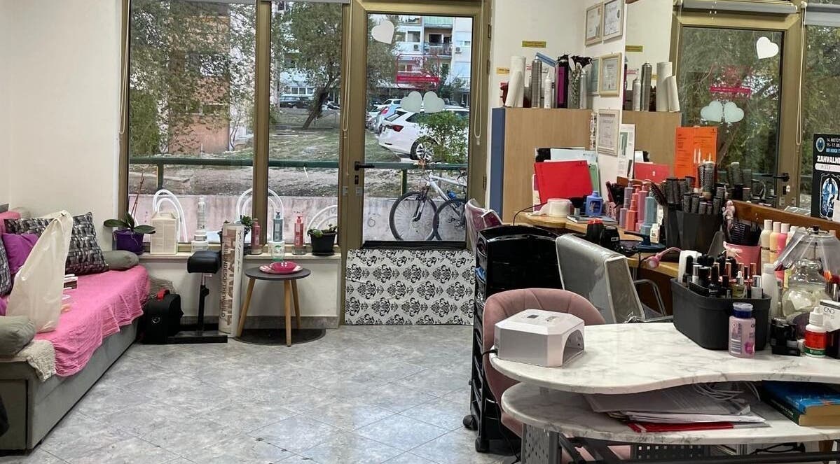 Unutrašnjost Salona ljepote Missy u Splitu, moderno uređen s širom ponudom kozmetike.