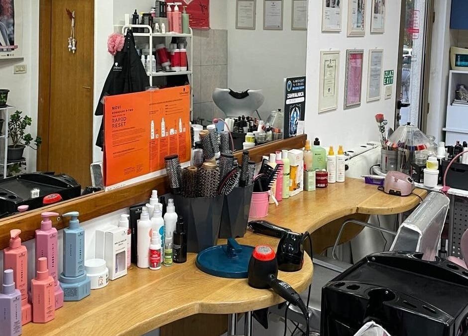 Unutrašnjost salona ljepote Missy u Splitu, Splitsko-dalmatinska Županija, HR, s proizvodima i priborom.