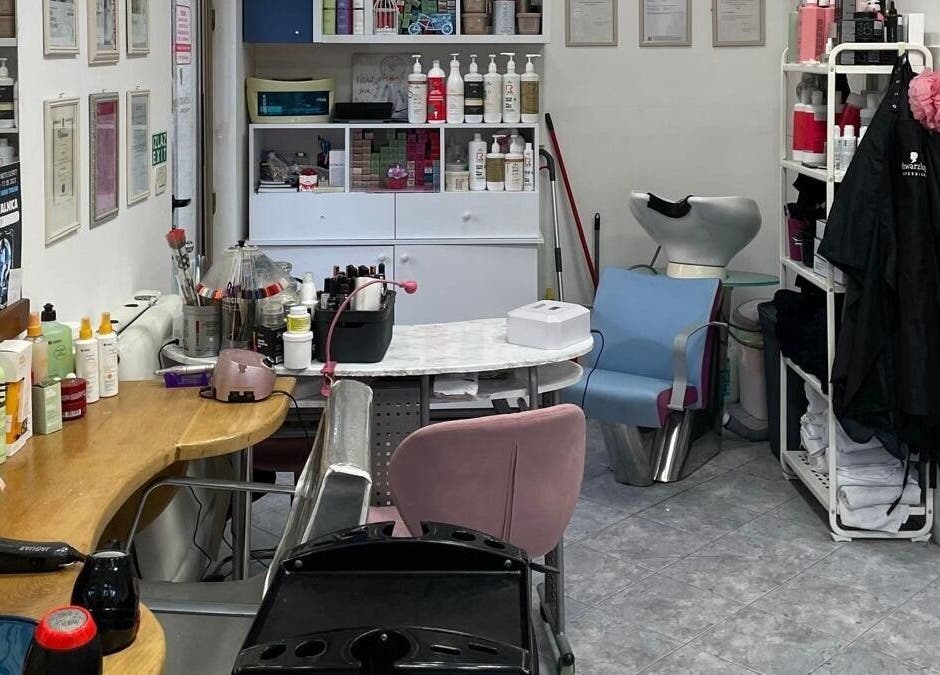 Unutrašnjost salona Salon ljepote Missy u Splitu, Splitsko-dalmatinska Županija, HR s proizvodima na policama.