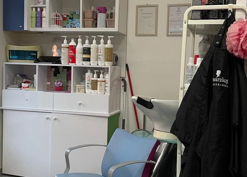 Unutrašnjost Salona ljepote Missy, Split, Splitsko-dalmatinska Županija, HR s policama i stolicom.