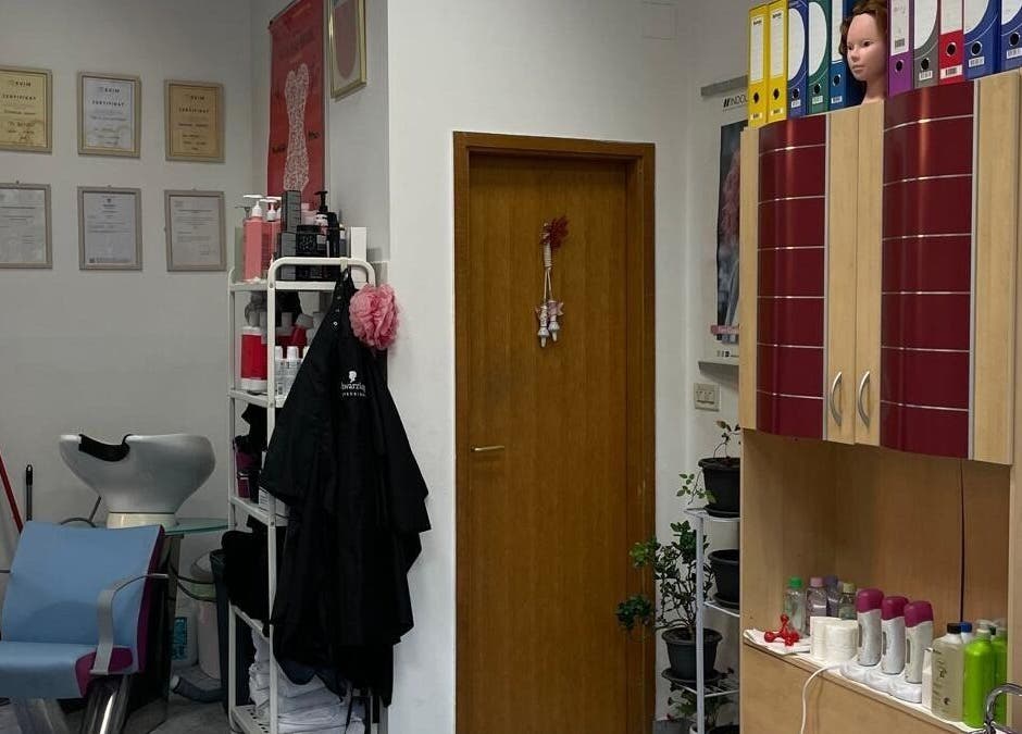 Unutrašnjost salona ljepote Missy u Splitu, HR s elegantnim namještajem i proizvodima za njegu.