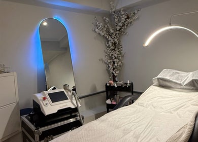 Tranquil treatment room at Studio Ilha, Lisboa, Lisboa, PT with modern equipment and elegant decor.