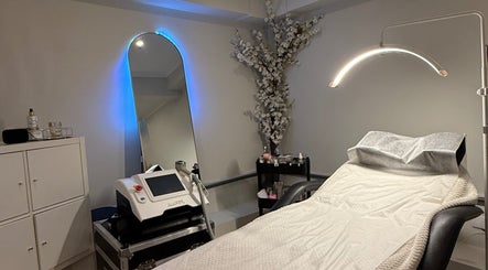 Tranquil treatment room at Studio Ilha, Lisboa, Lisboa, PT with modern equipment and elegant decor.