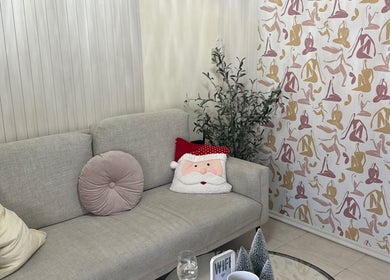 Inviting lounge at Nails by Wila, Santo Domingo with festive decor and artistic wall design.