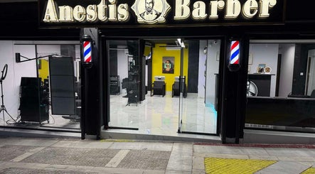 Η είσοδος του Anestis Barber στην Αγία Βαρβάρα, GR σε κομψό, μοντέρνο στυλ.