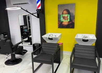 Σύγχρονος χώρος του Anestis Barber στην Αγία Βαρβάρα, GR με καλλιτεχνική διακόσμηση και εξοπλισμό κομμωτηρίου.