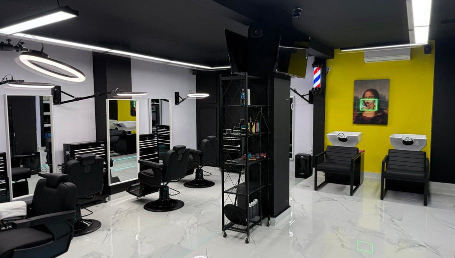 Σύγχρονος εσωτερικός χώρος στο Anestis Barber, Αγία Βαρβάρα, GR με κομμωτικά εργαλεία και χώρους αναμονής.