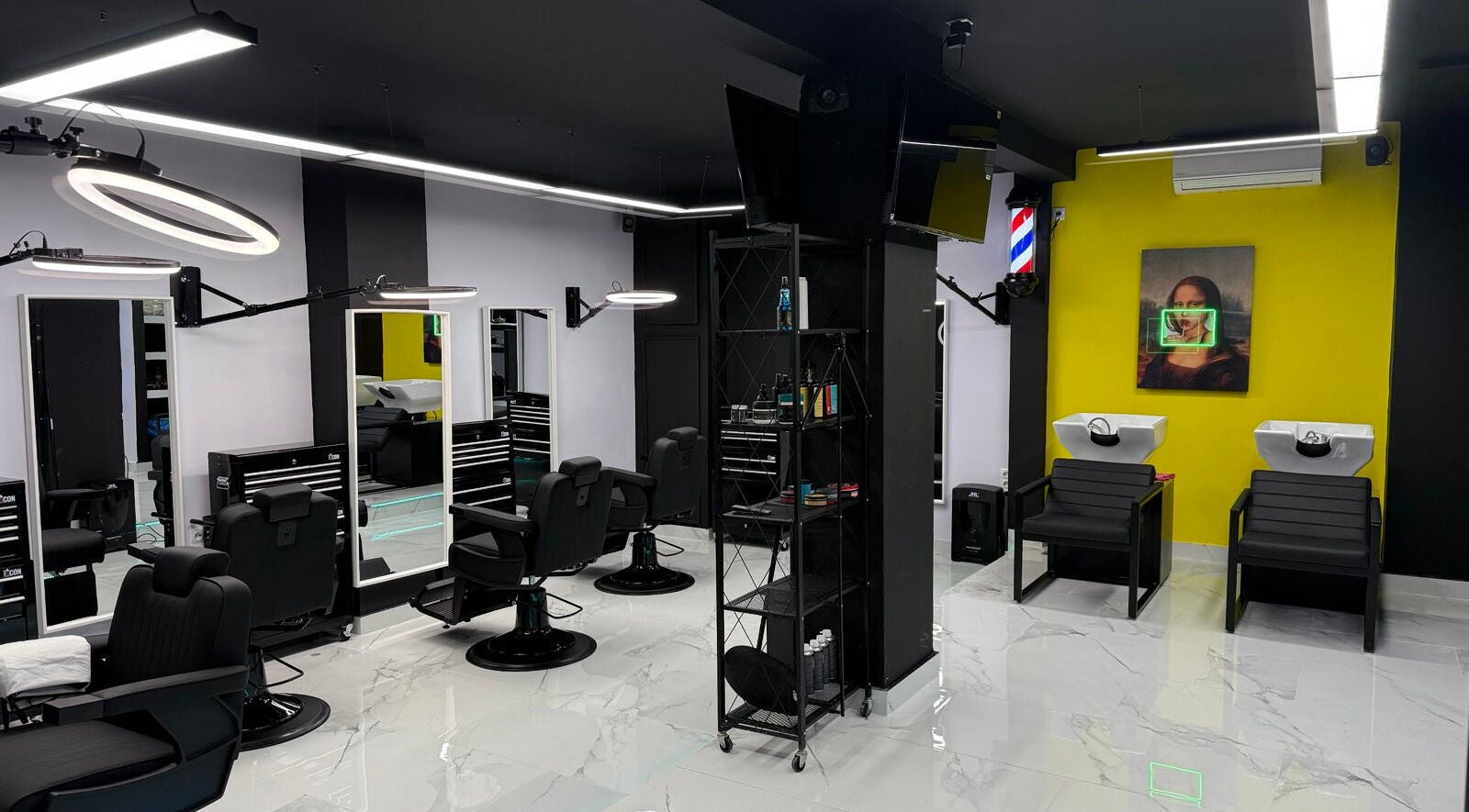 Σύγχρονος εσωτερικός χώρος στο Anestis Barber, Αγία Βαρβάρα, GR με κομμωτικά εργαλεία και χώρους αναμονής.