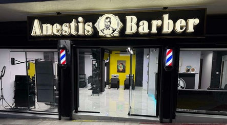 Η πρόσοψη του Anestis Barber στην Αγία Βαρβάρα, GR με φωτεινή επιγραφή και μοντέρνα διακόσμηση.