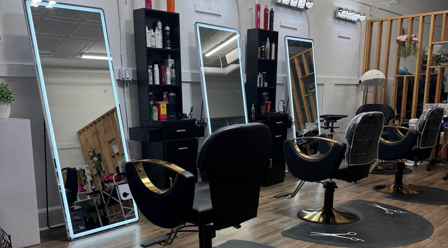 Salón de belleza en Art By Lorelay, Bound Brook, New Jersey, US, con espejos iluminados y sillas modernas.